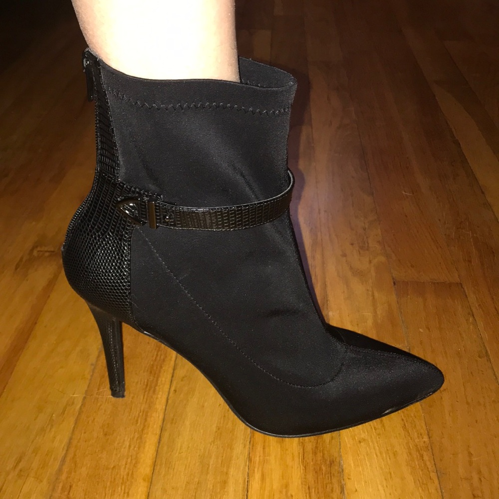 Pointy toe kitten heel